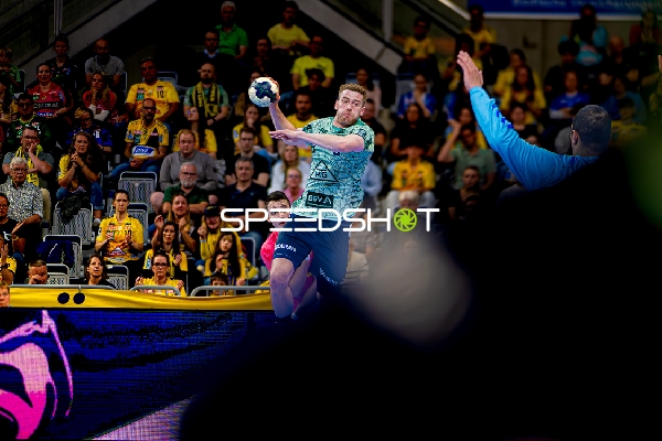 Wurf auf das Tor von Tim Nothdurft (8; Rhein Neckar Löwen)