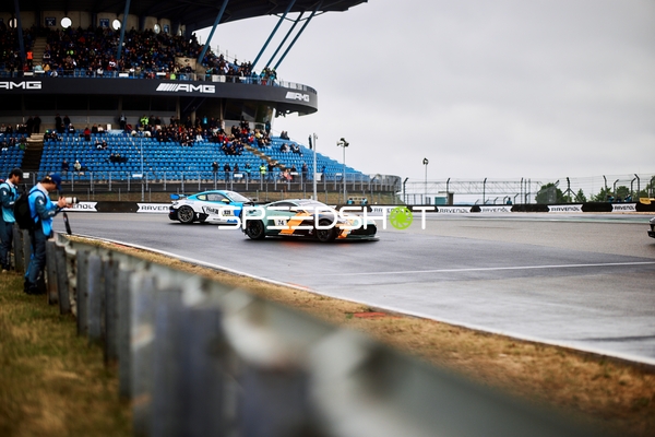 Kurvenfahrt Walkenhorst Motorsport (74): Aris Balanian, Jean-Christophe David, Joshua Joseph Hansen und BSL Racing Team (999): Marc Arn, Marcel Zimmermann, Philipp Frommenwiler