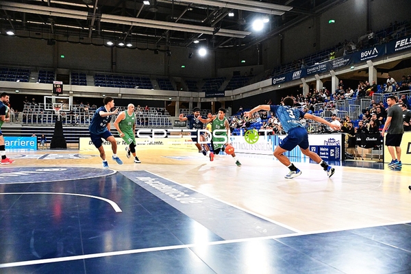 Spieler kämpfen um Ball