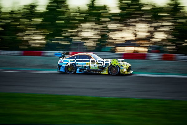 Rennfahrzeug auf der Rennstrecke