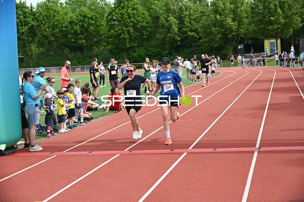 Gemeinsames Zieleinlaufen beim TVE Sommerlauf