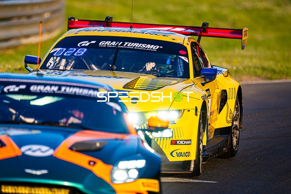 Zwei Fahrzeuge auf der Rennstrecke