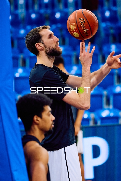 Ein Spieler bereitet sich mit einem Basketball vor.