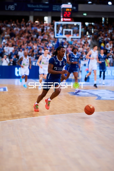 DJ Horne (0, MLP Academics Heidelberg) dribbelt