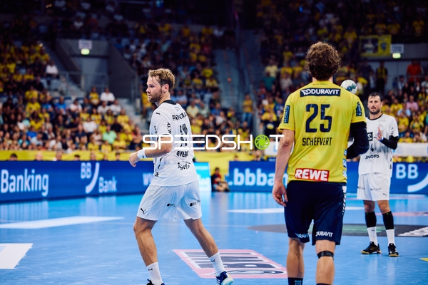 Ein Spieler von Rhein Neckar Löwen verteidigt gegen einen angreifenden Spieler von THW Kiel.