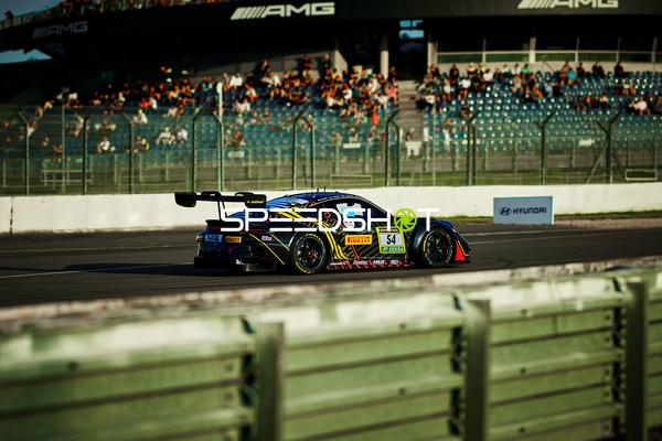 Porsche 911 GT3 R (992) auf der Rennstrecke