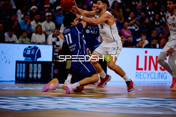 Ein Spieler von MLP Academics Heidelberg versucht, den Ball gegen einen Spieler von Brose Bamberg zu verteidigen.