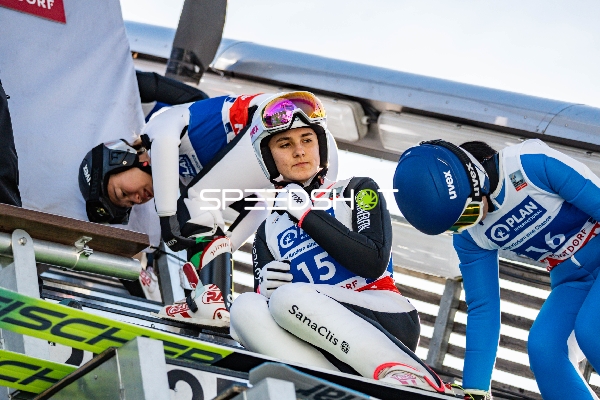 Two-Nights Tour Skispringen Damen Startvorbereitung