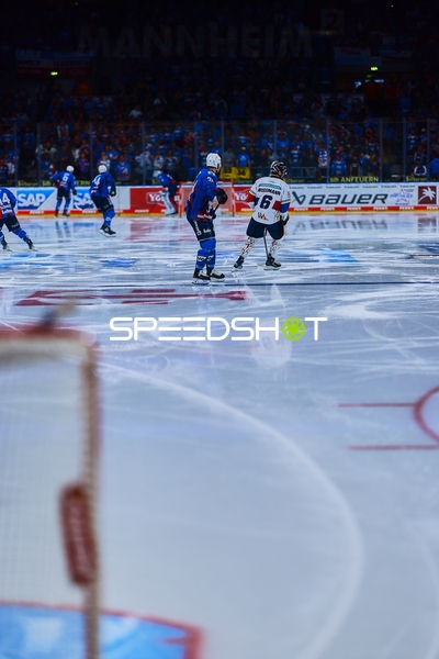 Eislaufen während des Playoff-Spiels