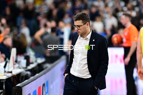 Lazar Spasic (997; EWE Baskets Oldenburg) am Spielfeldrand