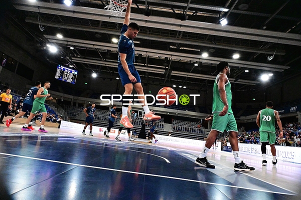 Dusan Neskovic (7; MLP) springt zum Korb