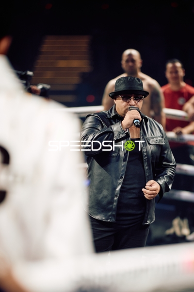 Moderator spricht im Ring