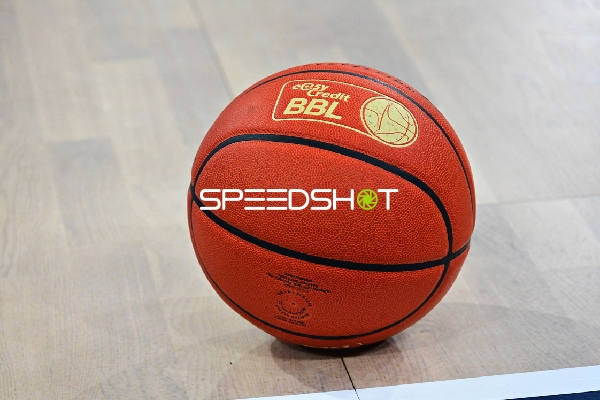 Basketball-Spielball auf Spielfeld