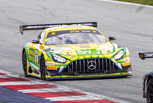 Rennfahrzeug auf der Rennstrecke