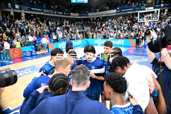 Team-Huddle mit Samuell Williamson (10; MLP Academics Heidelberg)