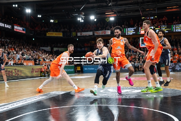 Spielaktion mit Bennet Hundt (33, Alba Berlin), Tevin Brown (10; Rasta Vechta) und Norris Agbakoko (17; Alba Berlin)