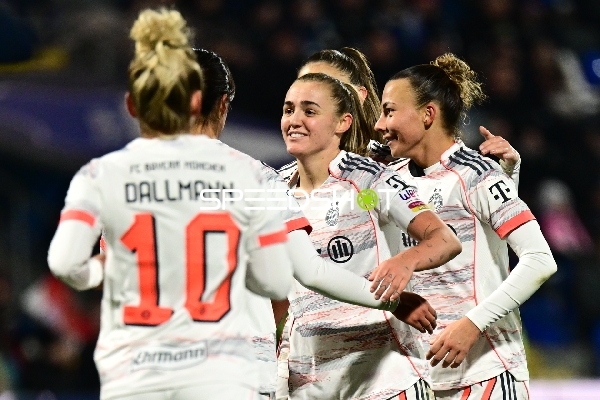 Spielerinnen feiern gemeinsam