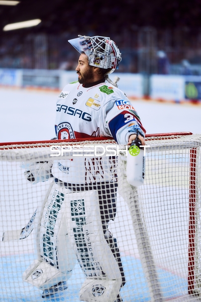 Torwart der Eisbären Berlin wartet im Tor