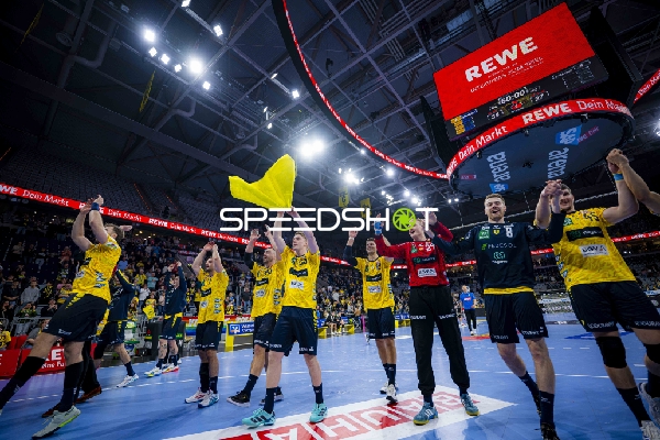 Halil Jaganjac (45; Rhein Neckar Löwen) und Teamkollegen jubeln