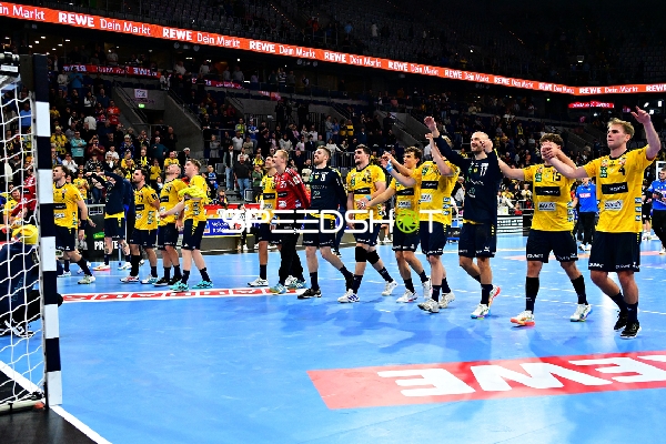 Jubel mit Tim Nothdurft (28; Rhein Neckar Löwen) und Teamkollegen