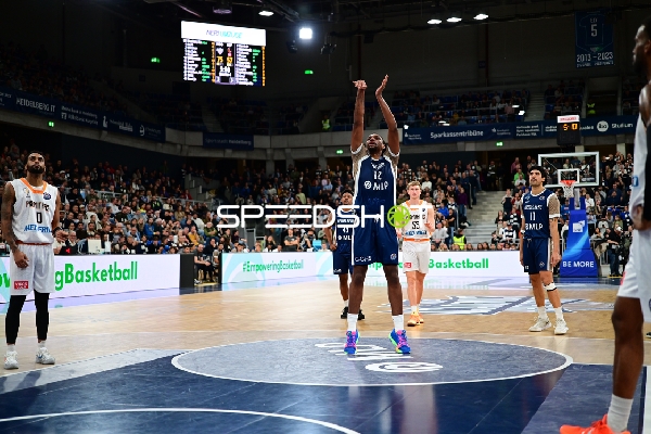 Wurf von Osun Osunniyi (12; MLP Academics Heidelberg) mit Verteidigung