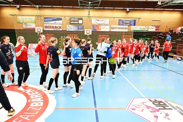 Spielerinnen im Handshake nach dem Spiel