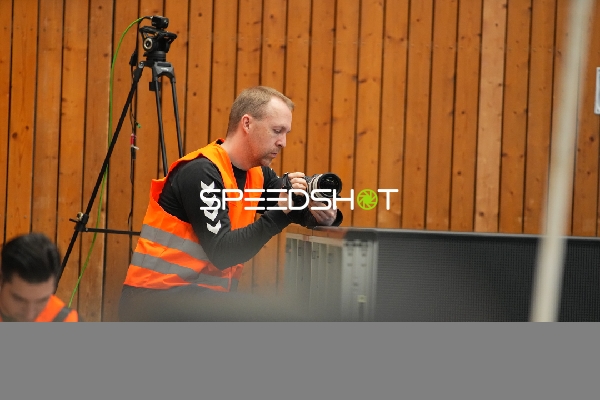 Trainer bei Kameraaufnahme