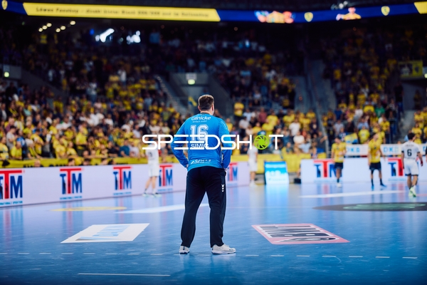 Ein Torhüter beobachtet das Spielgeschehen vom Spielfeldrand.