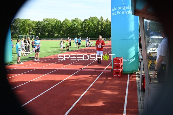 Läufer erreicht Ziellinie TVE Sommerlauf Edingen