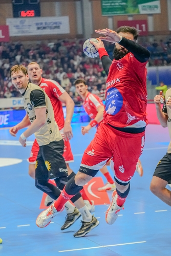 Dainis Krištopāns (10; MT Melsungen) mit Ball in Aktion