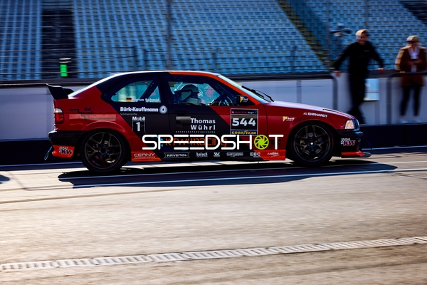 Rennwagen mit Startnummer 544 auf der Strecke