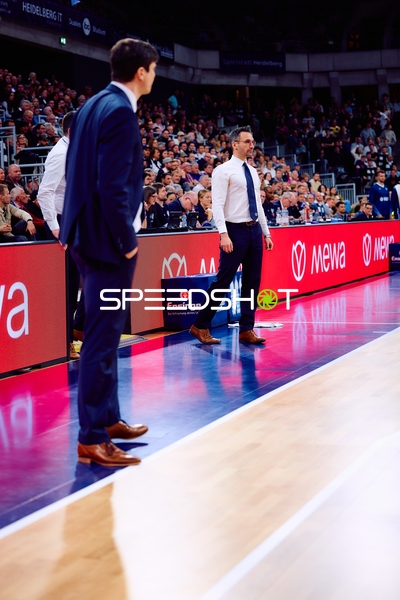 Trainer an der Seitenlinie im BBL-Spiel