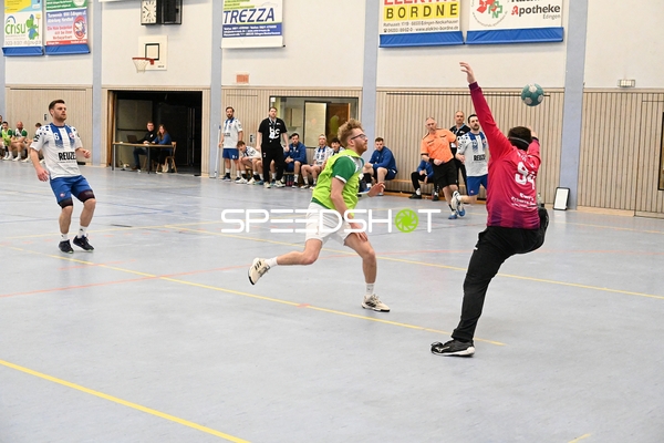 Handballspieler beim Wurf auf Tor