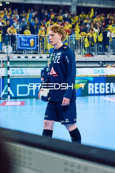 Ein Spieler der Rhein Neckar Löwen, Gustav Davidsson, hält den Ball in der Hand.
