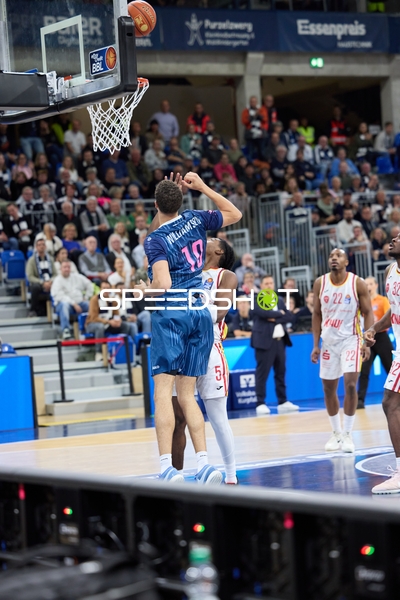 Samuell Williamson (10; MLP Academics Heidelberg) wirft, Johnathan Stove (22; Würzburg Baskets) verteidigt