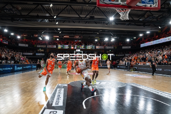 Spielaktion mit Johnathan Stove (22; Würzburg Baskets) am Korb