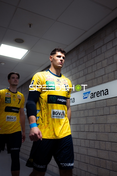 Sebastian Heymann (13; Rhein Neckar Löwen) und Robert Timmermeister (7; Rhein Neckar Löwen) betreten die SAP Arena