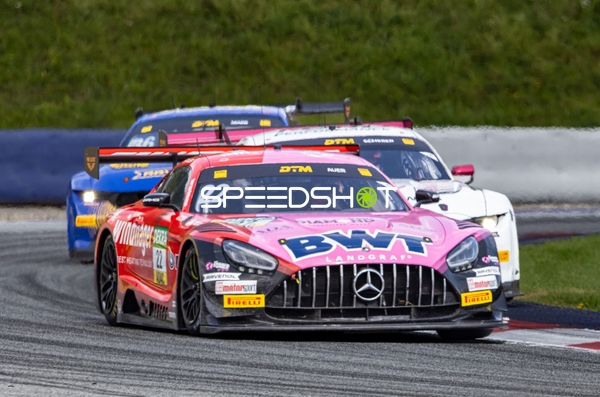 Rennfahrzeug auf der Rennstrecke