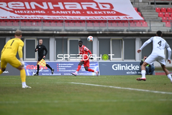 Schussvorbereitung von Benny Boboy (27; FC Rot Weiß Erfurt)