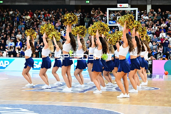 Cheerleader-Performance in der Halle