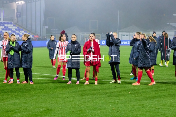 Spielerinnen feiern nach Spiel