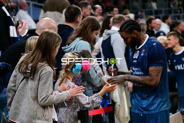 Marcus Weathers gibt Autogramme