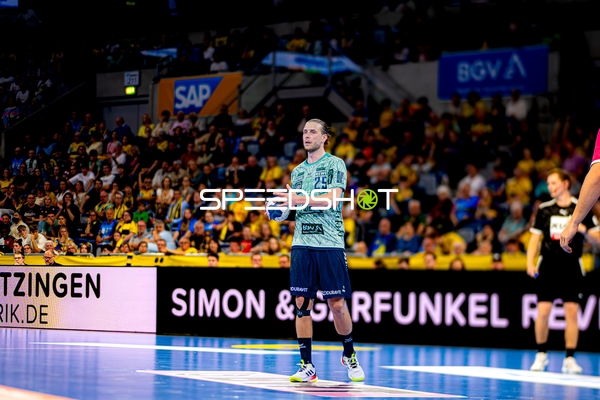 Ballübergabe durch Olle Forsell-Schefvert (25; Rhein Neckar Löwen)