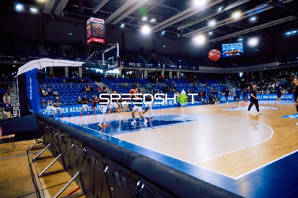 Spieler wärmen sich vor dem Spiel auf.