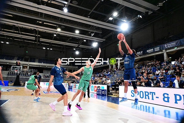 Erol Ersek (11; MLP) wirft auf Korb