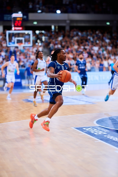 Dribbling DJ Horne (0;MLP Academics Heidelberg)