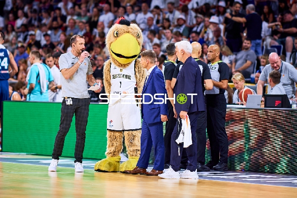 Offizielle und Maskottchen auf Court