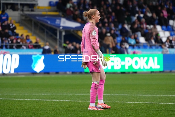 Torwart Laura Dick (1; TSG Hoffenheim Frauen) in Aktion