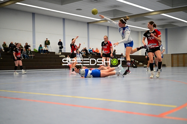 Kampf um den Ball bei TVE - Edinger Haie