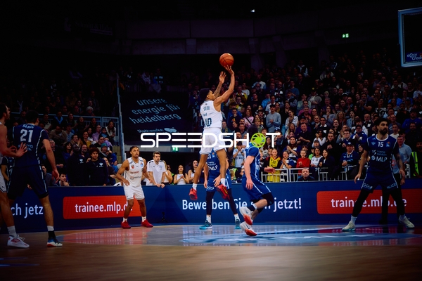 Ein Spieler von Brose Bamberg springt zum Wurf.